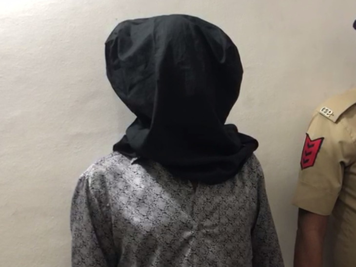 पत्नी और उसके प्रेमी को घर बुलाकर पति ने पत्नी के शरीर पर 20 जगह मारा कटर, स्मीमेर में भर्ती|गुजरात,Gujarat - Dainik Bhaskar