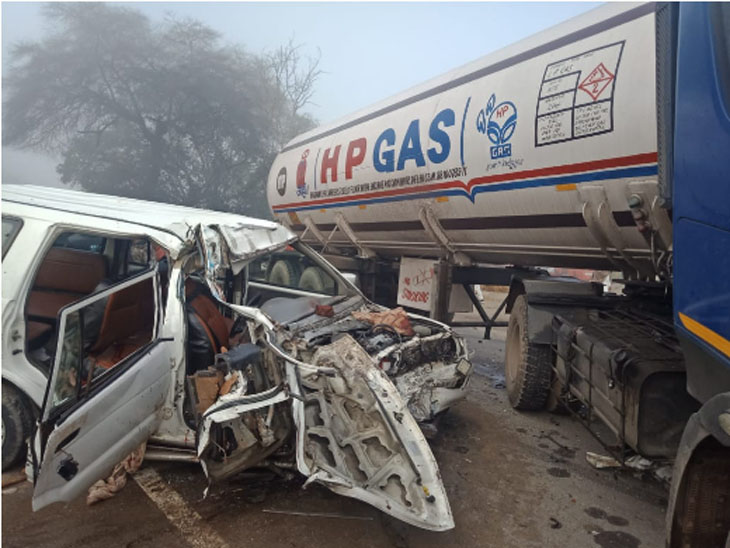 सिरसा में गैस के टैंकर से टकराई टवेरा गाड़ी। - Dainik Bhaskar