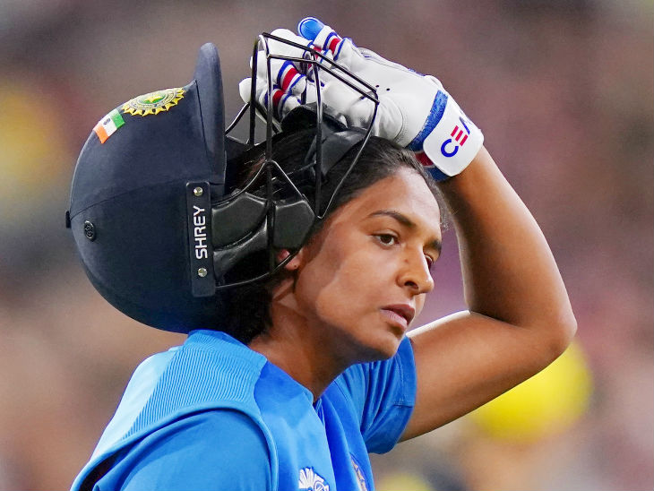 कप्तान हरमनप्रीत कौर 4 रन बनाकर पवेलियन लौट गईं।