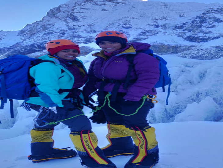 दोनों बहनें हमेशा एक साथ पर्वतारोहण करती हैं।