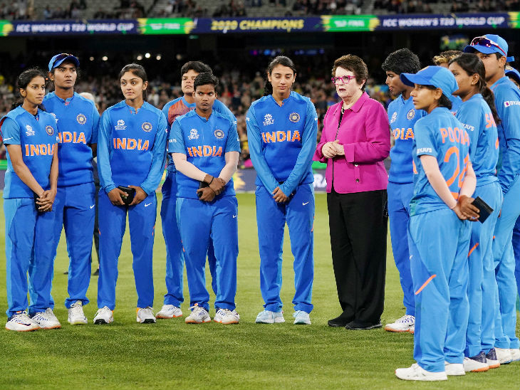 अमेरिकन टेनिस स्टार बिली-जीन किंग (बीच में) के साथ भारतीय खिलाड़ी।