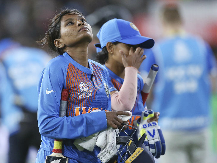 भारतीय गेंदबाज राजेश्वरी गायकवाड़ और पूनम यादव (दाएं)।