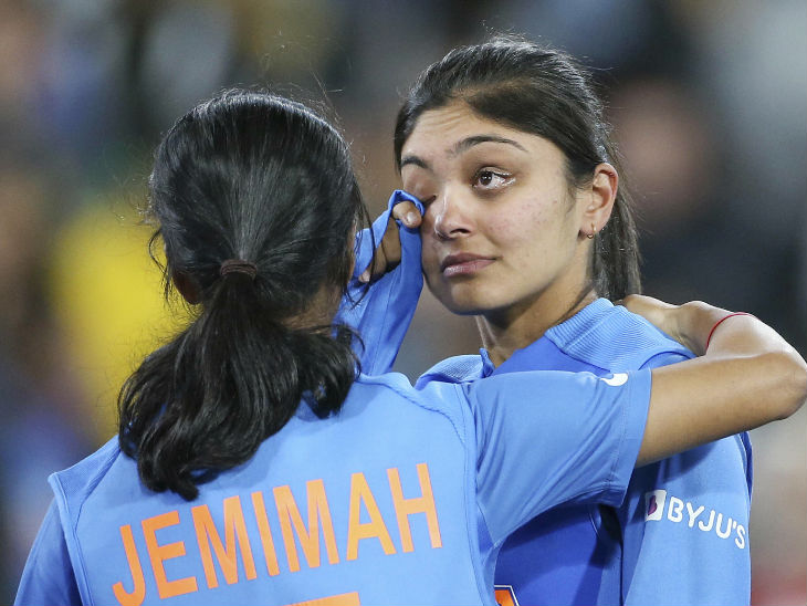 मैच हारने के बाद भारतीय टीम की खिलाड़ी भावुक हो गईं। - Dainik Bhaskar