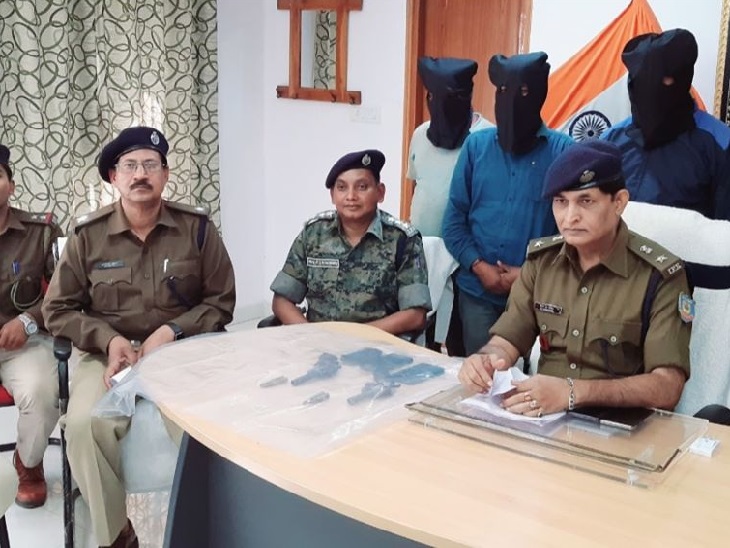 पुलिस हिरासत में तीनों आरोपी। - Dainik Bhaskar