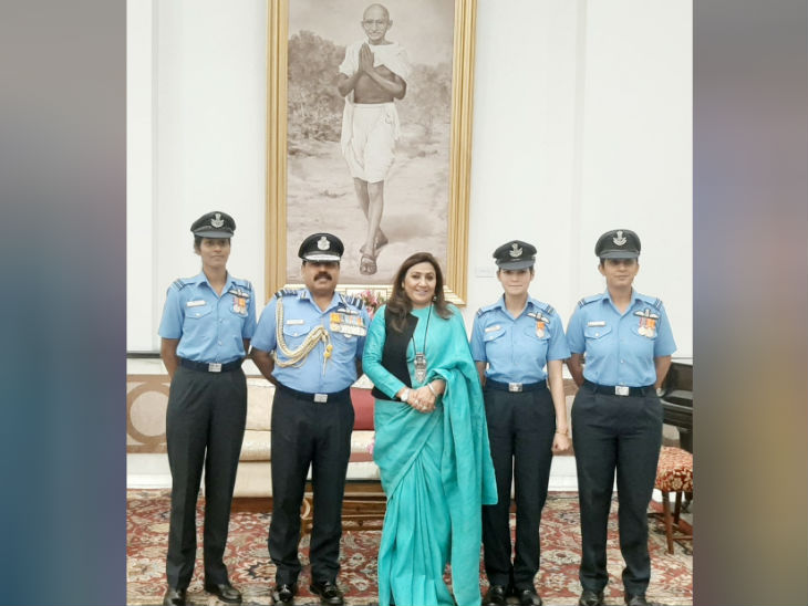 पुरस्कार मिलने के बाद वायुसेना प्रमुख आरकेएस भदौरिया उनकी पत्नी के साथ महिला फायटर पायलट।
