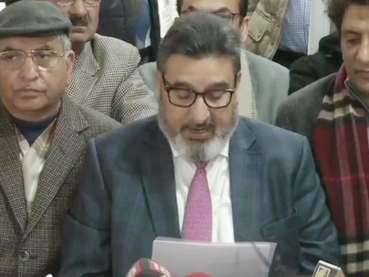 जम्मू कश्मीर के पूर्व मंत्री सैयद अल्ताफ बुखारी अपनी पार्टी की घोषणा करते हुए। - एजेंसी - Dainik Bhaskar