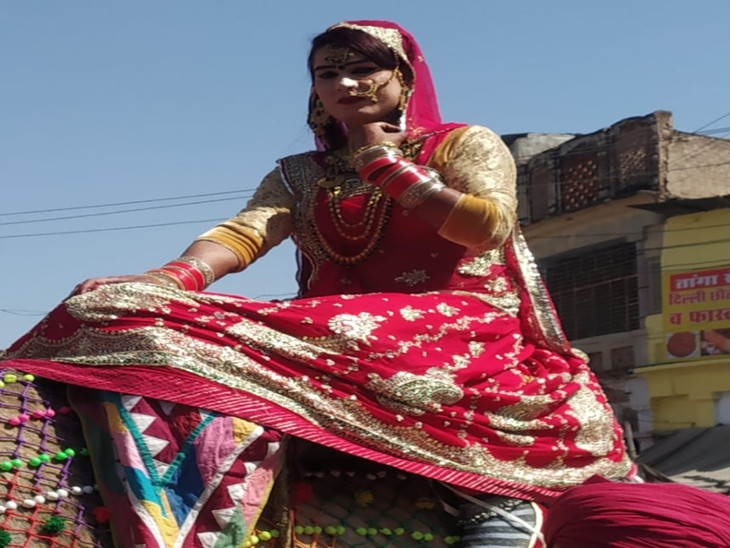 सेठ सेठानी के स्वांग यात्रा में ऊंट पर बैठी नजर आई सेठानी - Dainik Bhaskar