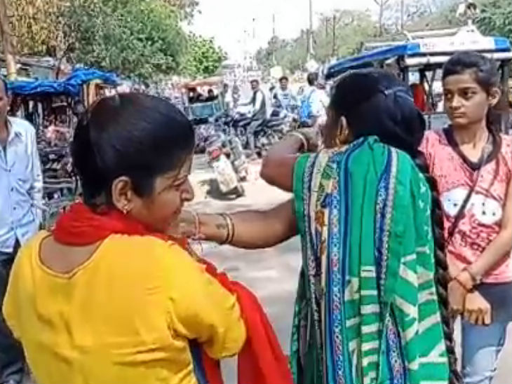 शादीशुदा प्रेमी के साथ घूम रही थी युवती, मां ने बाल पकड़कर पीटा, तमाशबीनों ने वीडियो बनाया तो मोबाइल तोड़ने का प्रयास किया|झांसी,Jhansi - Dainik Bhaskar