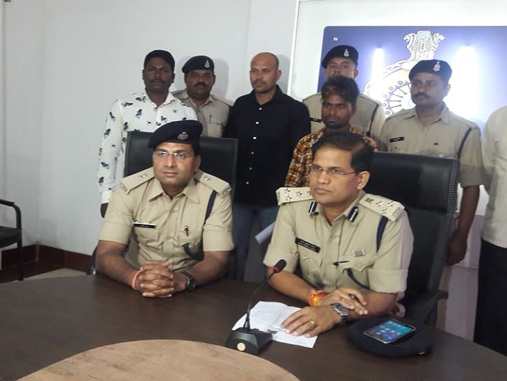 आरोपी की गिरफ्तारी की जानकारी देते पुलिस अधिकारी। - Dainik Bhaskar