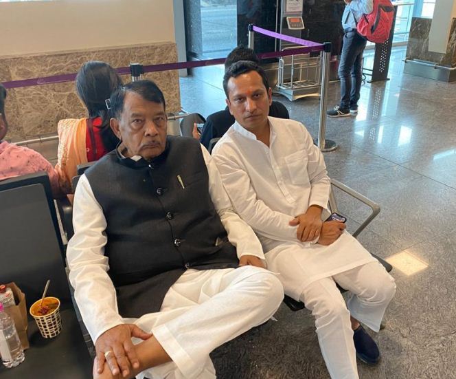 बेंगलुरु एयरपोर्ट पर बैठे पर्यटन मंत्री सुरेंद्र सिंह बघेल और विधायक बिसाहूलाल सिंह।