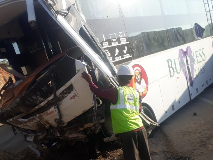 टायर फटने से बस पलटी, 3 की मौत; एक यात्री की टायर के नीचे आने से गर्दन धड़ से अलग हुई|अजमेर,Ajmer - Dainik Bhaskar