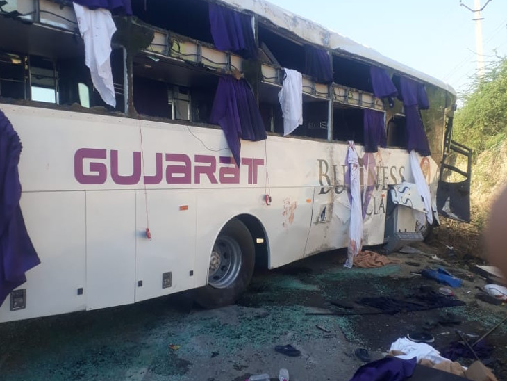 टायर फटने से बस पलटी, 3 की मौत; एक यात्री की टायर के नीचे आने से गर्दन धड़ से अलग हुई|अजमेर,Ajmer - Dainik Bhaskar