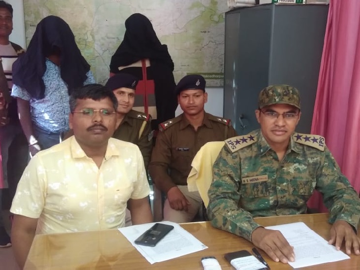 पुलिस हिरासत में गिरफ्तार दोनों कारोबारी। - Dainik Bhaskar