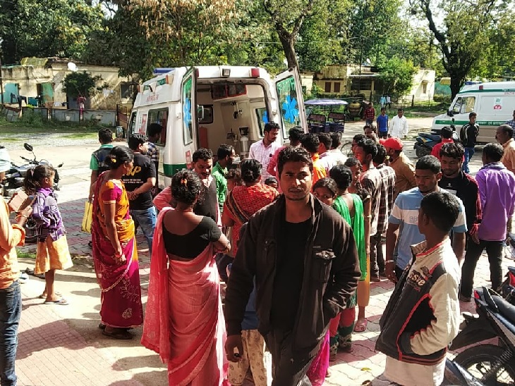 घटनास्थल पर एंबुलेंस व मौजूद भीड़। - Dainik Bhaskar