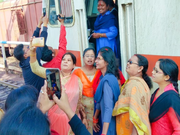 चक्रधरपुर रेलवे स्टेशन पर लोको पायलय के साथ खुशी का इजहार करती महिलाएं। - Dainik Bhaskar