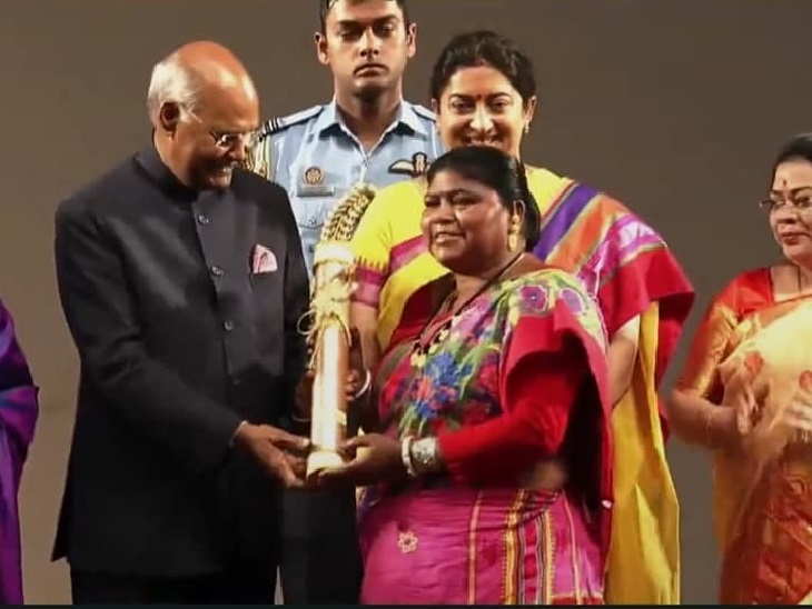 जिप सदस्य चामी मुर्मू को सम्मानित करते राष्ट्रपति रामनाथ कोविंद। - Dainik Bhaskar