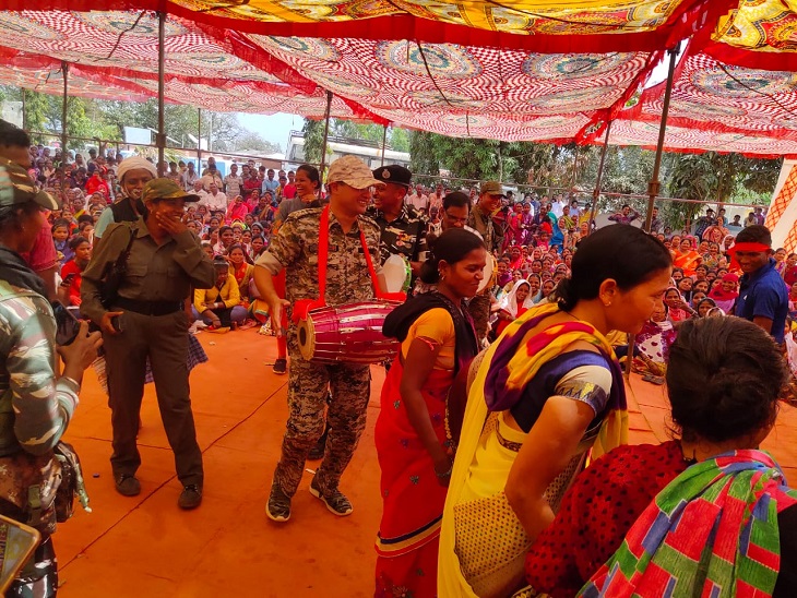 नक्सलियों ने महिलाओं के पुलिस ज्वाइन करने का किया विरोध, एसपी का जवाब- डर गए हमारी फाइटर्स से|रायपुर,Raipur - Dainik Bhaskar