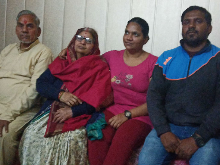 दीप्ति शर्मा के माता-पिता और भाई-बहन।