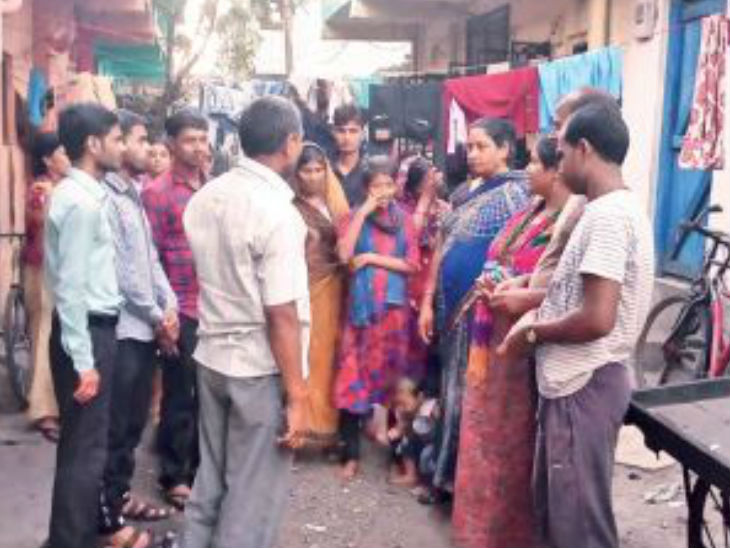 मृतकों के परिजन - Dainik Bhaskar