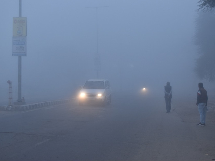 दौसा में घना कोहरा छाया रहा, इससे वाहन चालकों को परेशानी हुई। - Dainik Bhaskar