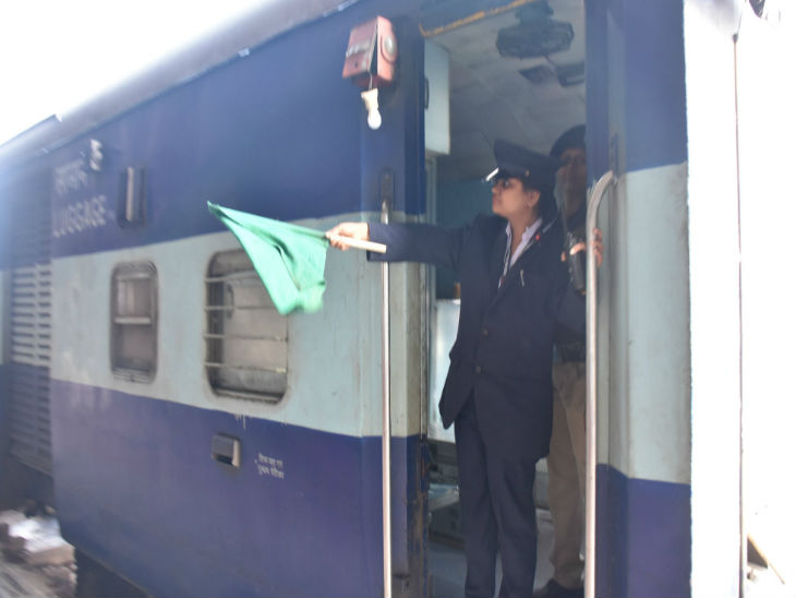 गोरखपुर से नौतनवां रवाना हुई स्पेशल ट्रेन, हरी झंडी दिखाने से लेकर संचालन की पूरी जिम्मेदारी महिलाओं ने संभाली|गोरखपुर,Gorakhpur - Dainik Bhaskar