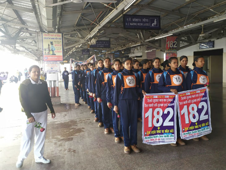 गोरखपुर से नौतनवां रवाना हुई स्पेशल ट्रेन, हरी झंडी दिखाने से लेकर संचालन की पूरी जिम्मेदारी महिलाओं ने संभाली|गोरखपुर,Gorakhpur - Dainik Bhaskar