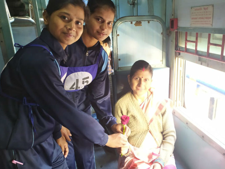 गोरखपुर से नौतनवां रवाना हुई स्पेशल ट्रेन, हरी झंडी दिखाने से लेकर संचालन की पूरी जिम्मेदारी महिलाओं ने संभाली|गोरखपुर,Gorakhpur - Dainik Bhaskar