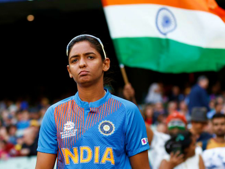 रविवार को ऑस्ट्रेलिया के खिलाफ महिला टी-20 वर्ल्डकप फाइनल के बाद भारत की कप्तान हरमनप्रीत कौर। - Dainik Bhaskar