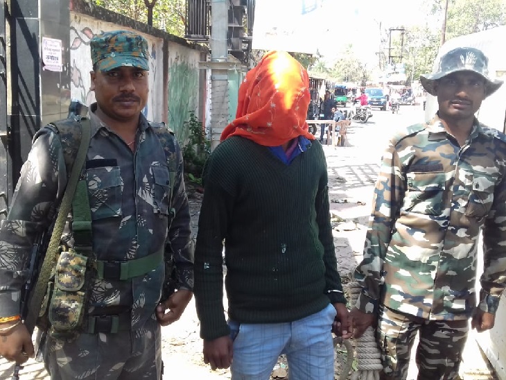 पुलिस हिरासत में रंगदारी मांगने का आरोपी। - Dainik Bhaskar