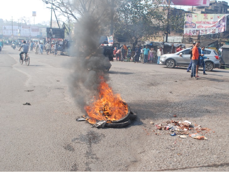 आक्रोशितों ने झरिया-सिंदरी मार्ग पर टायर जलाकर विरोध प्रदर्शन किया। - Dainik Bhaskar