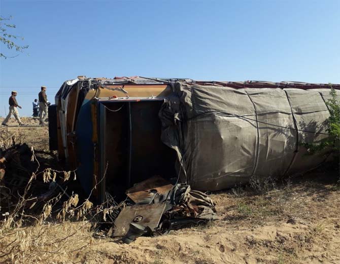 लोक परिवहन की बस को ट्रक ने मारी टक्कर, 2 महिला सहित 4 की मौत, 14 घायल|जोधपुर,Jodhpur - Dainik Bhaskar