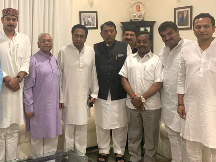 बिसाहू लाल (काली जैकेट) ने कमलनाथ से मुलाकात की ।