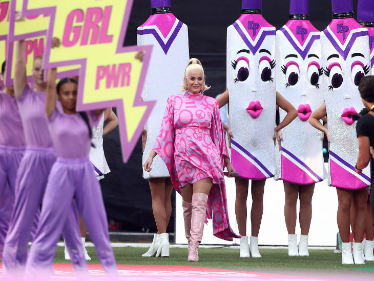 टॉस के बाद और मैच से पहले सिंगर केटी पैरी ने स्टेडियम में शानदार इंग्लिश गानों से समा बांधा।