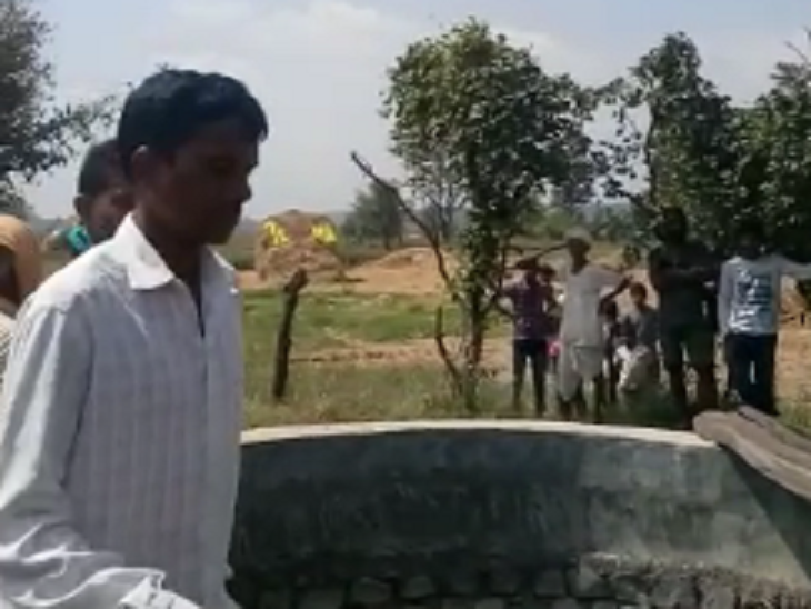 बच्ची की हत्या के बाद इसी कुएं में फेंका था शव। - Dainik Bhaskar