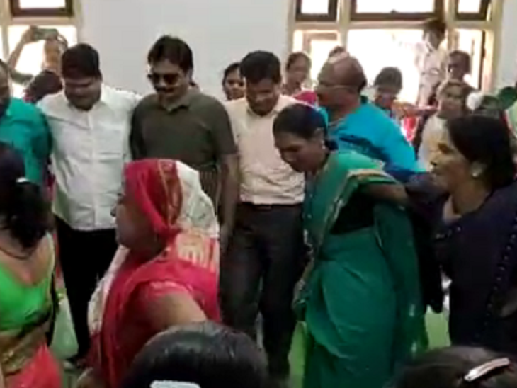 महिला कांग्रेसियों संग नाचे प्रदेश अध्यक्ष मोहन मरकाम, कुर्सी दौड़ जैसे खेलों के रेफरी भी बने|रायपुर,Raipur - Dainik Bhaskar