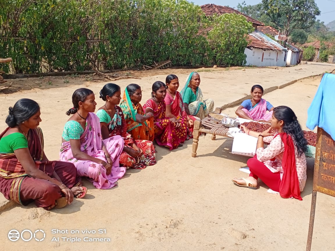 महिला समूह के साथ ऐश्वर्या - Dainik Bhaskar