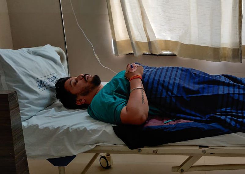 अस्पताल में भर्ती दुल्हन का भाई मयूर।