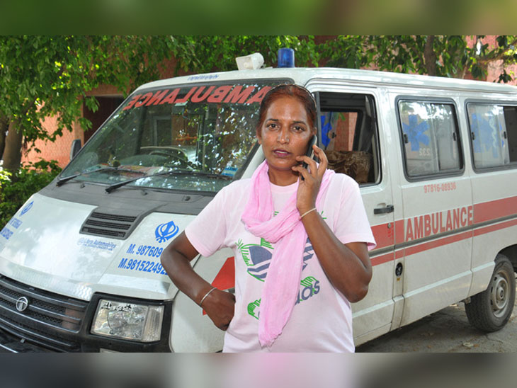 जालंधर की एंबुलेंस ड्राइवर मनजीत कौर। - Dainik Bhaskar