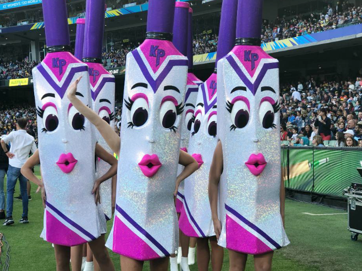 केटी पैरी बल्ले की आकार की पोशाक पहने नजर आई।