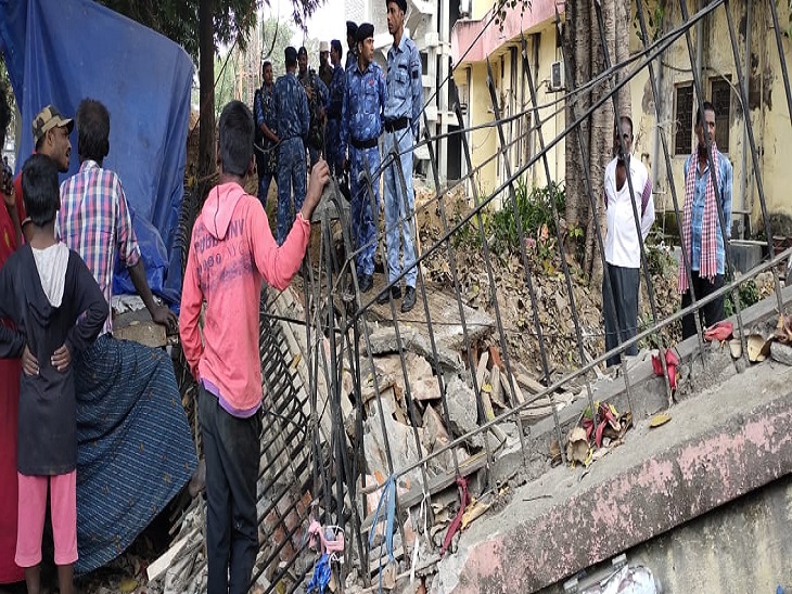 घटनास्थल पर जांच के लिए पहुंची पुलिस। - Dainik Bhaskar