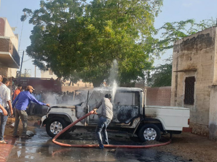 गाड़ी में दो लोग फंस कर बुरी तरह से जल गए। उनकी हालत गंभीर है।