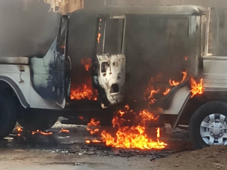 बदमाशों ने पहले गाड़ी पर पेट्रोल फेंका और फिर आग लगा दी। - Dainik Bhaskar