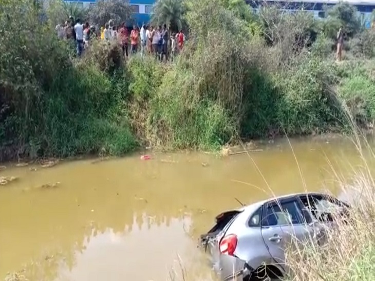पानी से भरे गड्ढे में पलटी कार। - Dainik Bhaskar