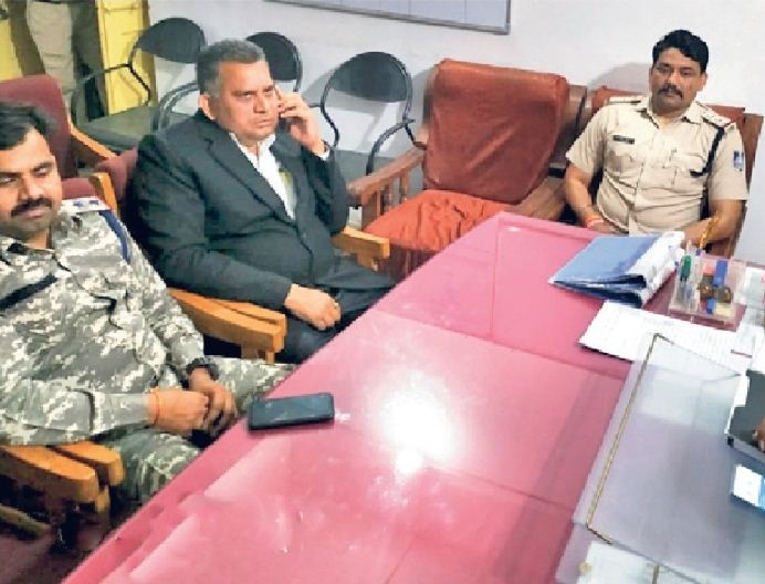 सीएसपी ऑफिस में बैठे अटेर भाजपा विधायक अरविंद भदौरिया के बड़े भाई देवेंद्र। - Dainik Bhaskar