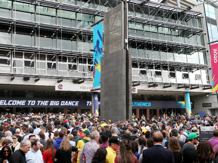 फाइनल देखने लिए स्टेडियम के बाहर लंबी कतारें लगी थीं।