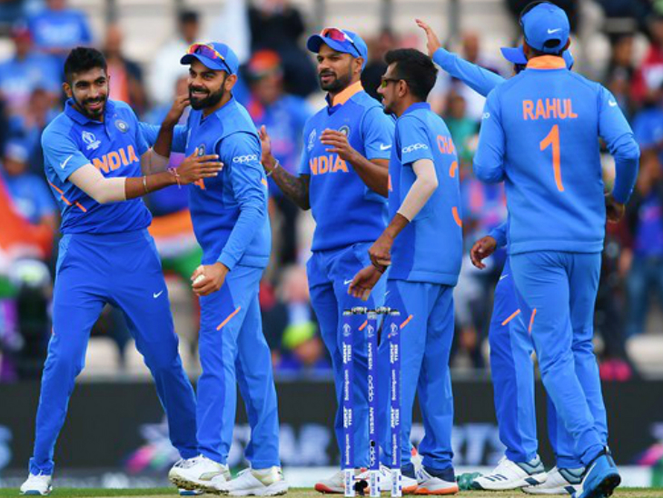 साऊथ अफ्रीका के खिलाफ तीन मैचों की वनडे सीरीज में विराट कोहली कप्तान होंगे। रोहित चोट की वजह से टीम में शामिल नहीं हैं। (फाइल) - Dainik Bhaskar