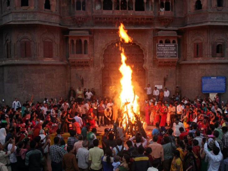 राजबाड़ा पर पिछले 250 सालों से निभाई जा रही है परंपरा।-फाइल फोटो - Dainik Bhaskar