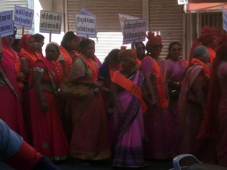 महिला दिवस के अवसर पर निकाली बाइक रैली, किया सम्मान|इंदौर,Indore - Dainik Bhaskar