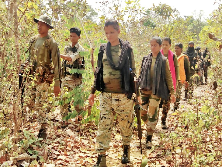 दंतेश्वरी फाइटर्स की टीम के साथ कॉम्बिंग करतीं सुनैना पटेल (सबसे आगे)। - Dainik Bhaskar