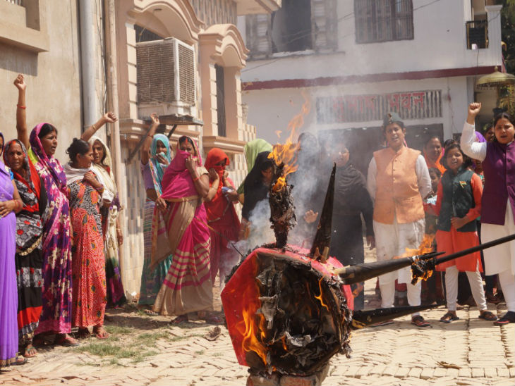 काशी में महिलाओं ने फूंका कोरोनावायरस का प्रतीक माॅडल; बोलीं- चाइनीज सामान का बहिष्कार करें|वाराणसी,Varanasi - Dainik Bhaskar